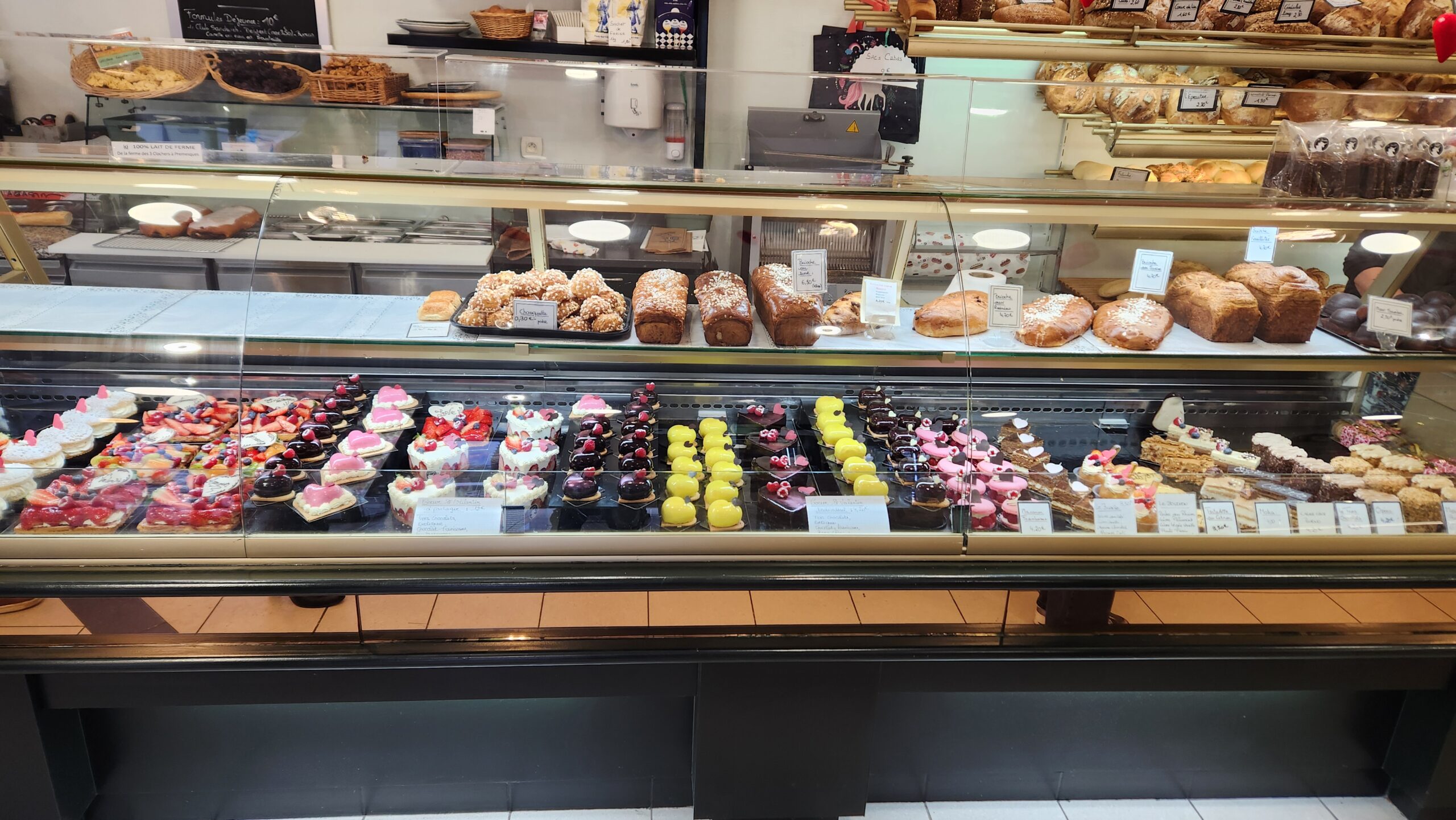 Vue vitrine gâteaux